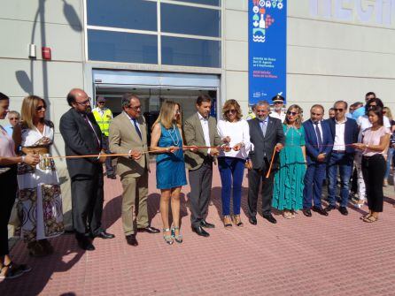 Las autoridades cortan la cinta inaugural