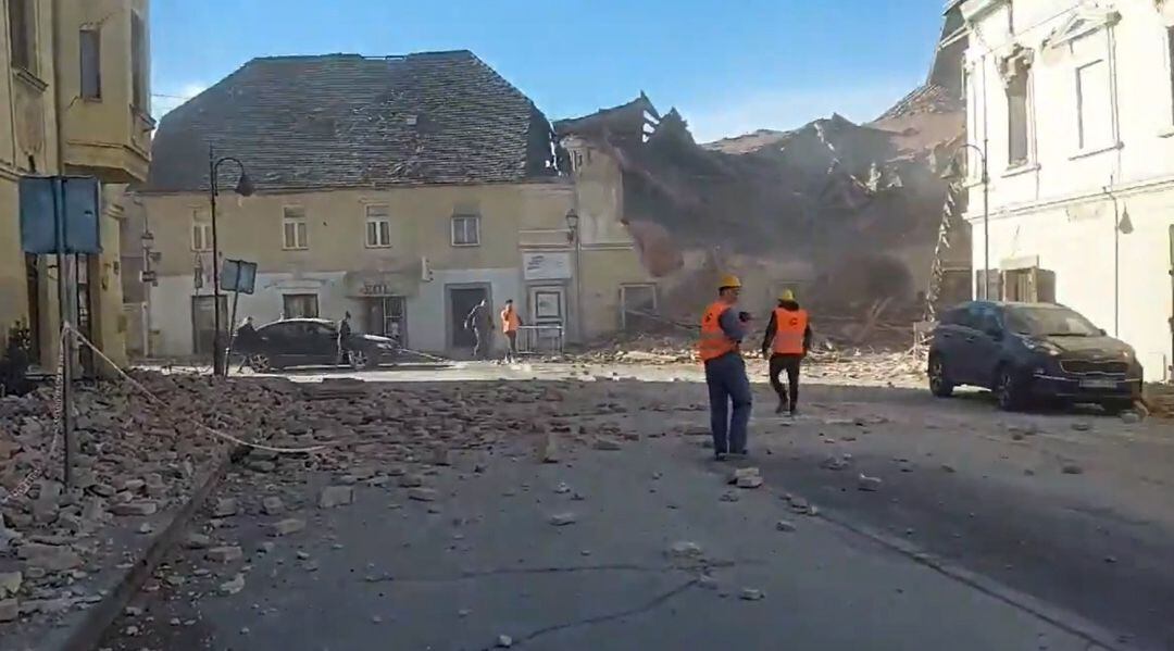 Calles de Petrinja, en Croacia, después de que la ciudad fuera golpeada por un terremoto de magnitud 6,4 