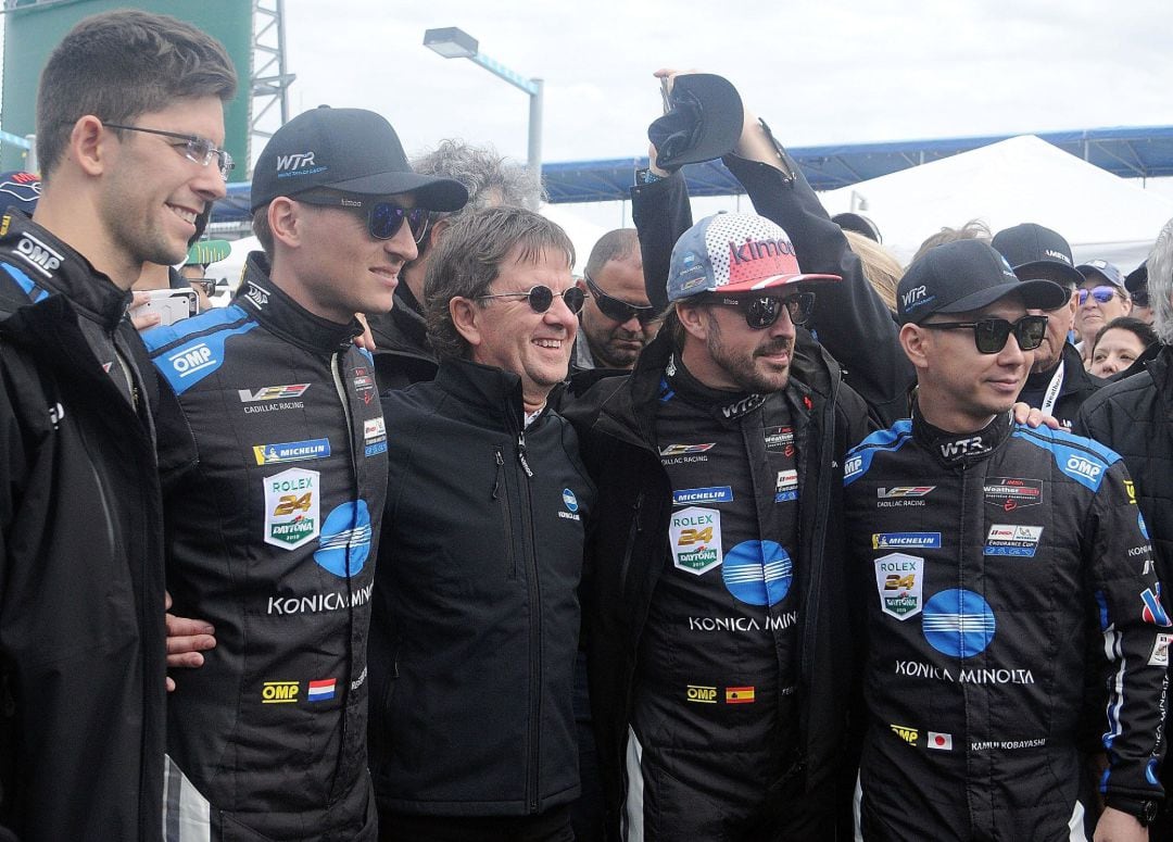 Alonso celebra junto a sus compañeros