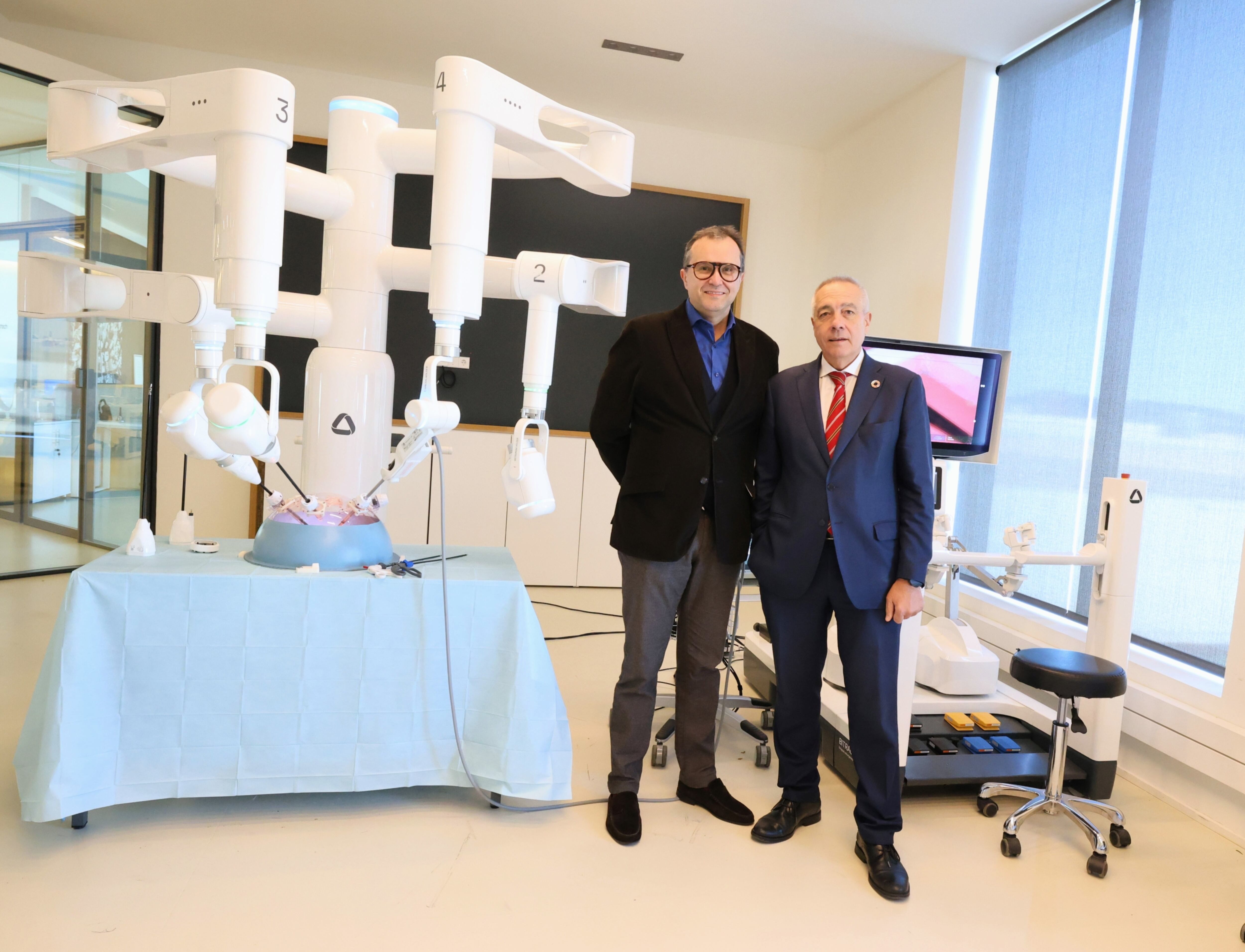 Mario Ferrados, Managing Director de RobSurgical, amb Pere Navarro, president del Consorci de la Zona Franca