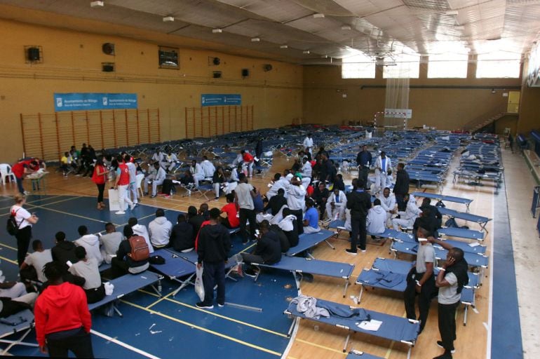 Inmigrantes en polideportivo Tiro Pichón de Málaga