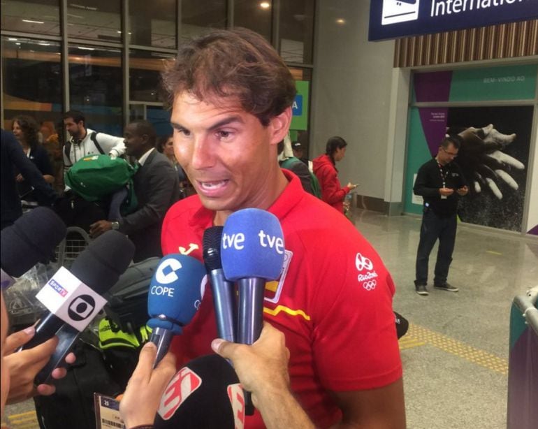 Rafa Nadal habla con los periodistas a su llegada a Río