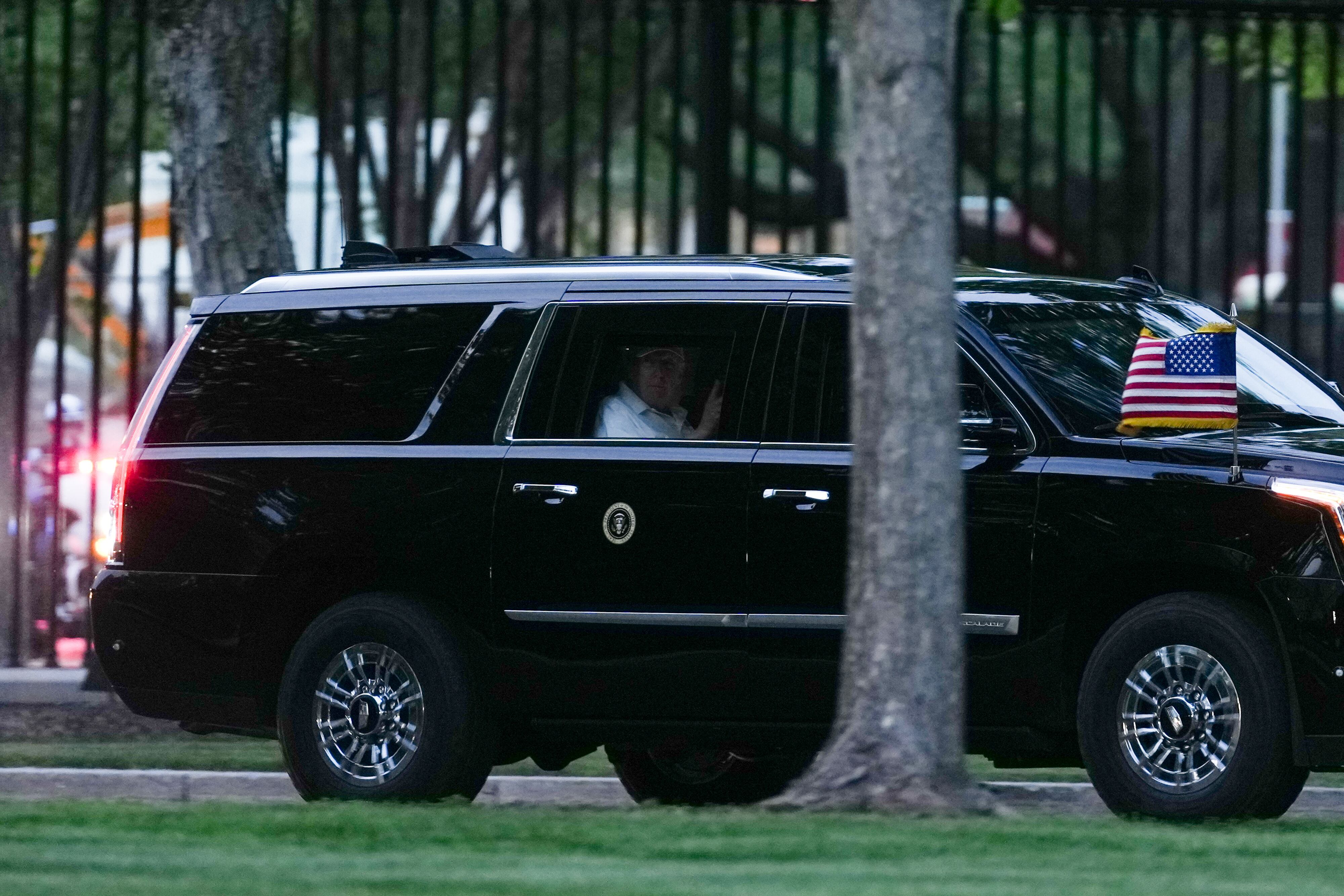 Donald Trump entra en la Casa Blanca en coche oficial. 