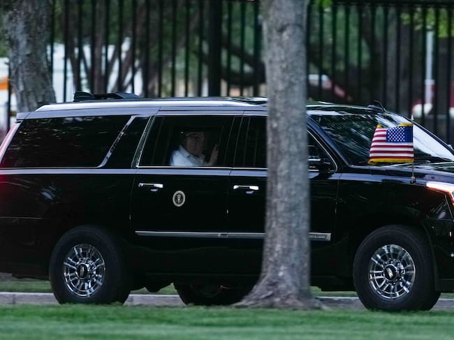 Donald Trump entra en la Casa Blanca en coche oficial.