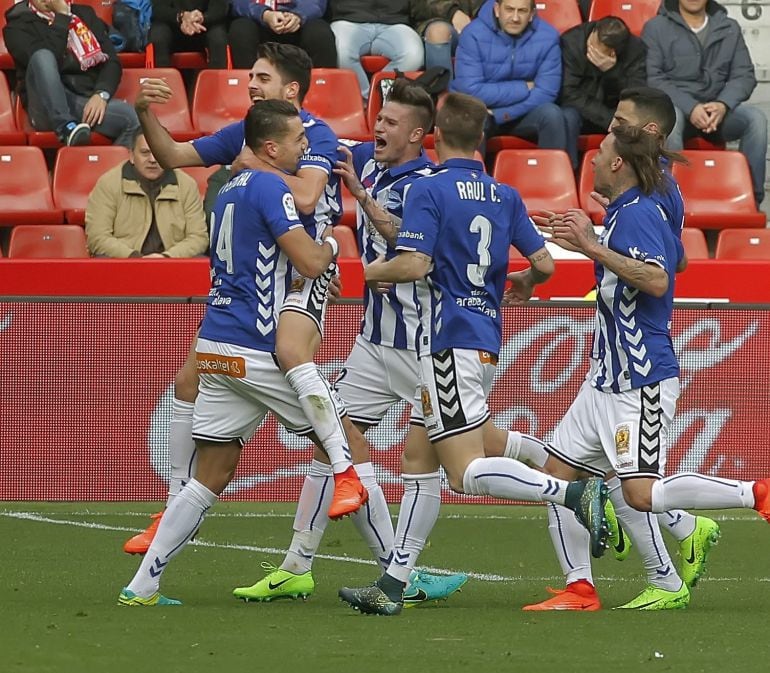 Ruben Sobrino celebra con sus compañeros su gol marcado al Sporting de Gijón 