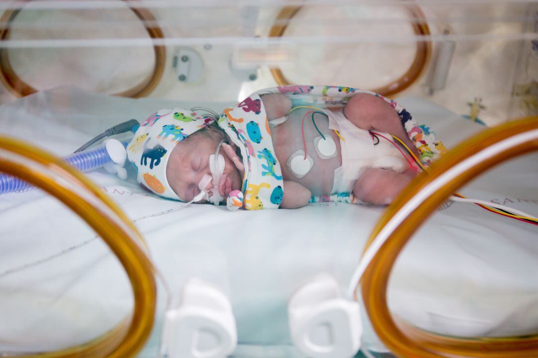 Un nadó amb el dispositiu Swaddy