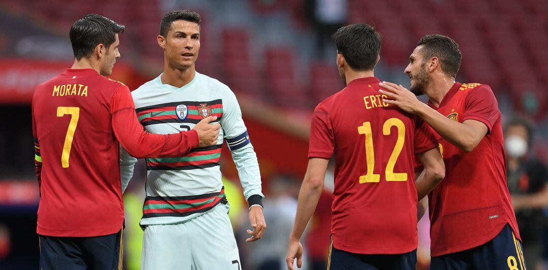 Morata, Eric García y Koke conversan con Cristiano Ronaldo en el amistoso del pasado viernes ante Portugal