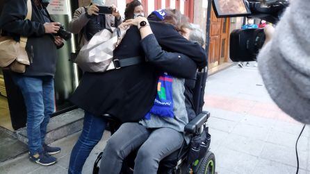 Dos mujeres se funden en un abrazo al enterarse que han ganado el segundo premio de la Lotería de Navidad