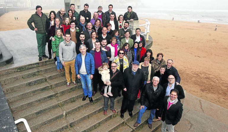 Una importante representación del personal de SER Gijón durante estos 25 años se reunió este sábado en la Escalerona de San Lorenzo, frente a los estudios de la emisora.