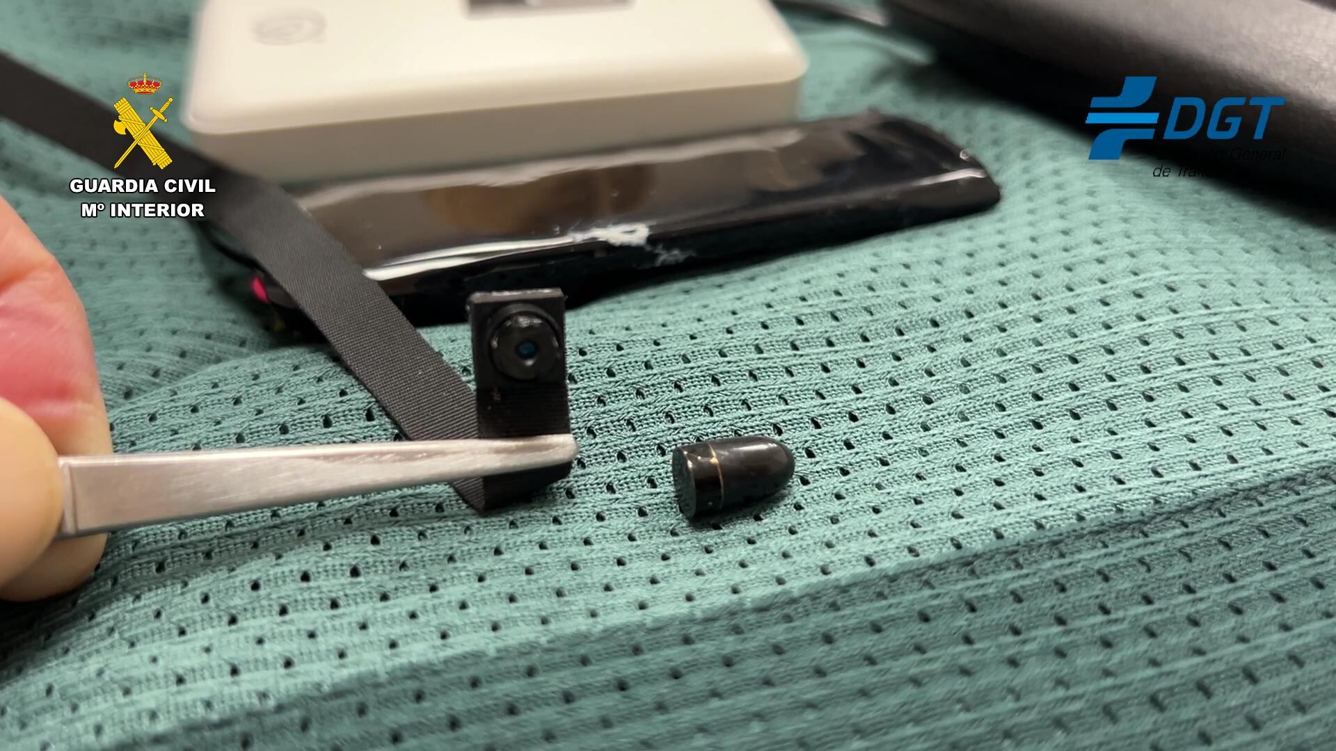 Teléfonos móviles, receptores de señal y audífonos: Pillados copiando en el examen del carné de conducir en La Rioja