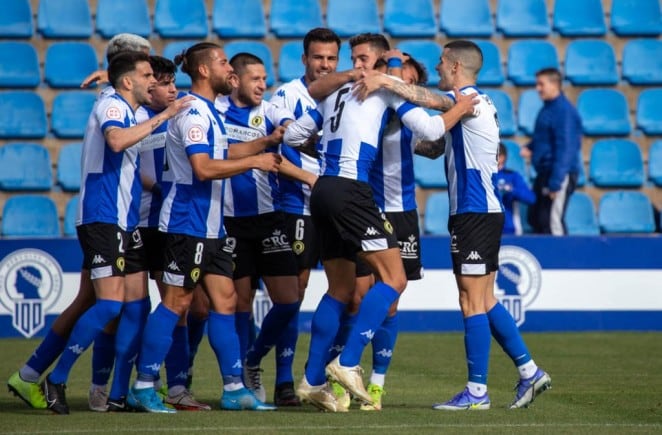 Diego Jiménez, jugador del Hércules CF, festeja con sus compañeros un gol