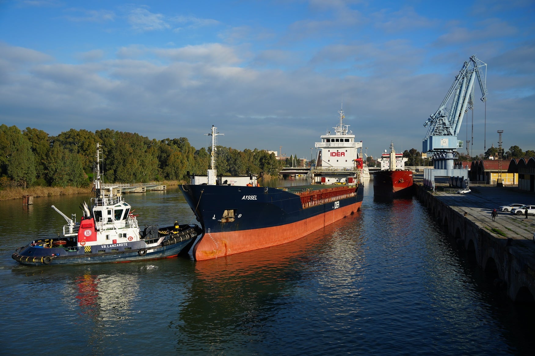 Llegada de un barco al Muelle de Tablada en el Puerto de Sevilla