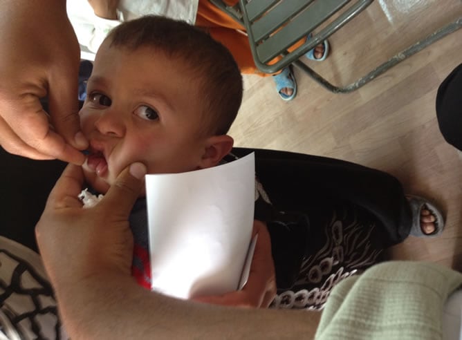 Un pequeño recibiendo la vacuna de la polio en el campo de refugiados sirios de Zaatari donde viven más de 24000 menores de 5 años.