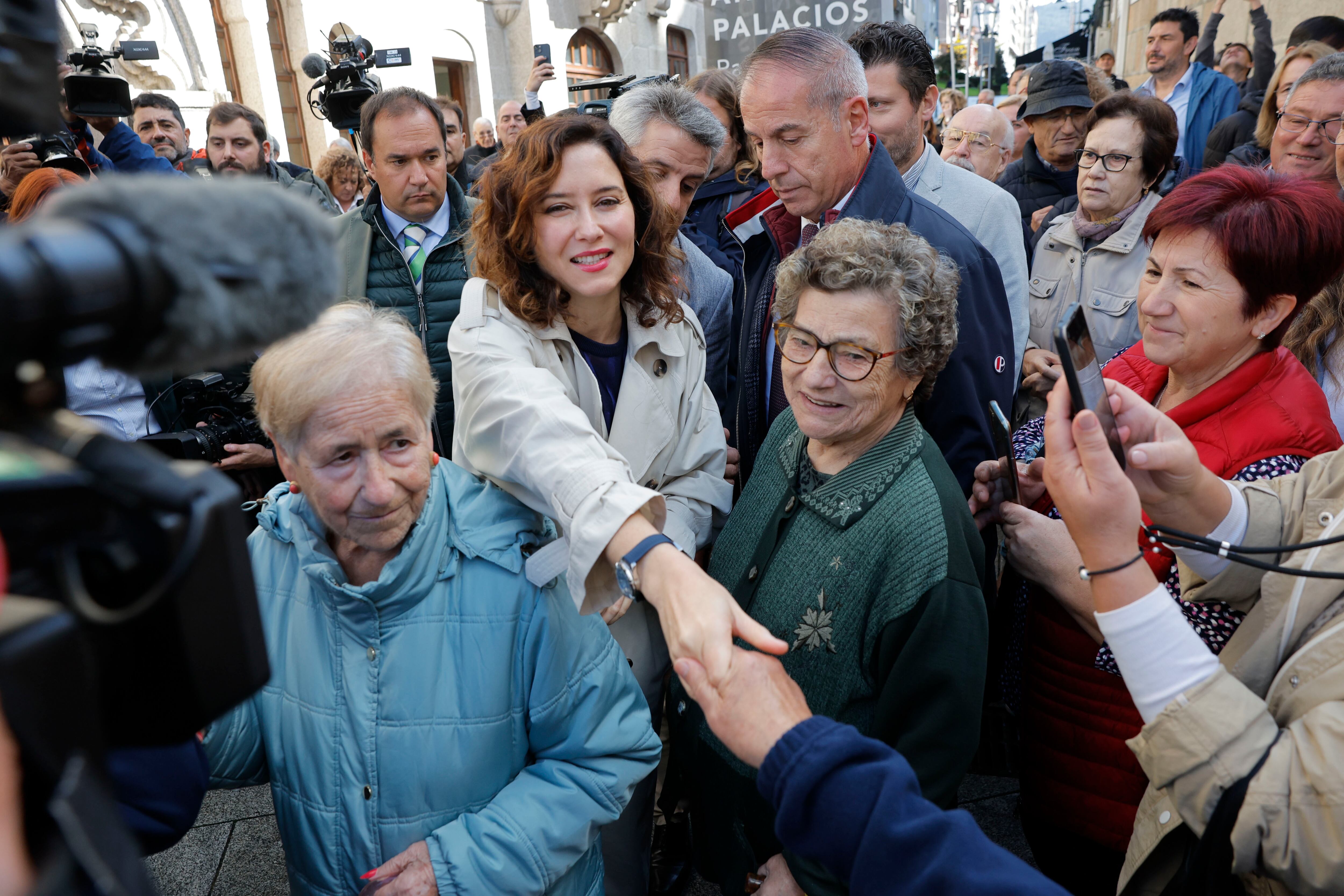 O PORRIÑO (GALICIA) 25/10/2024.- La presidenta de la Comunidad de Madrid, Isabel Díaz Ayuso (c) saluda a varios simpatizantes a su llegada este viernes a un acto en O Porriño (Pontevedra), municipio al que se ha desplazado para participar en un homenaje organizado por Prensa Ibérica al arquitecto Antonio Palacios. EFE/ Lavandeira Jr
