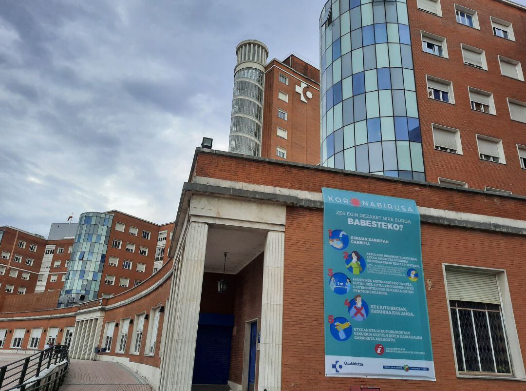 Hospital de Cruces (Barakaldo) con cartel alusivo al coronavirus.