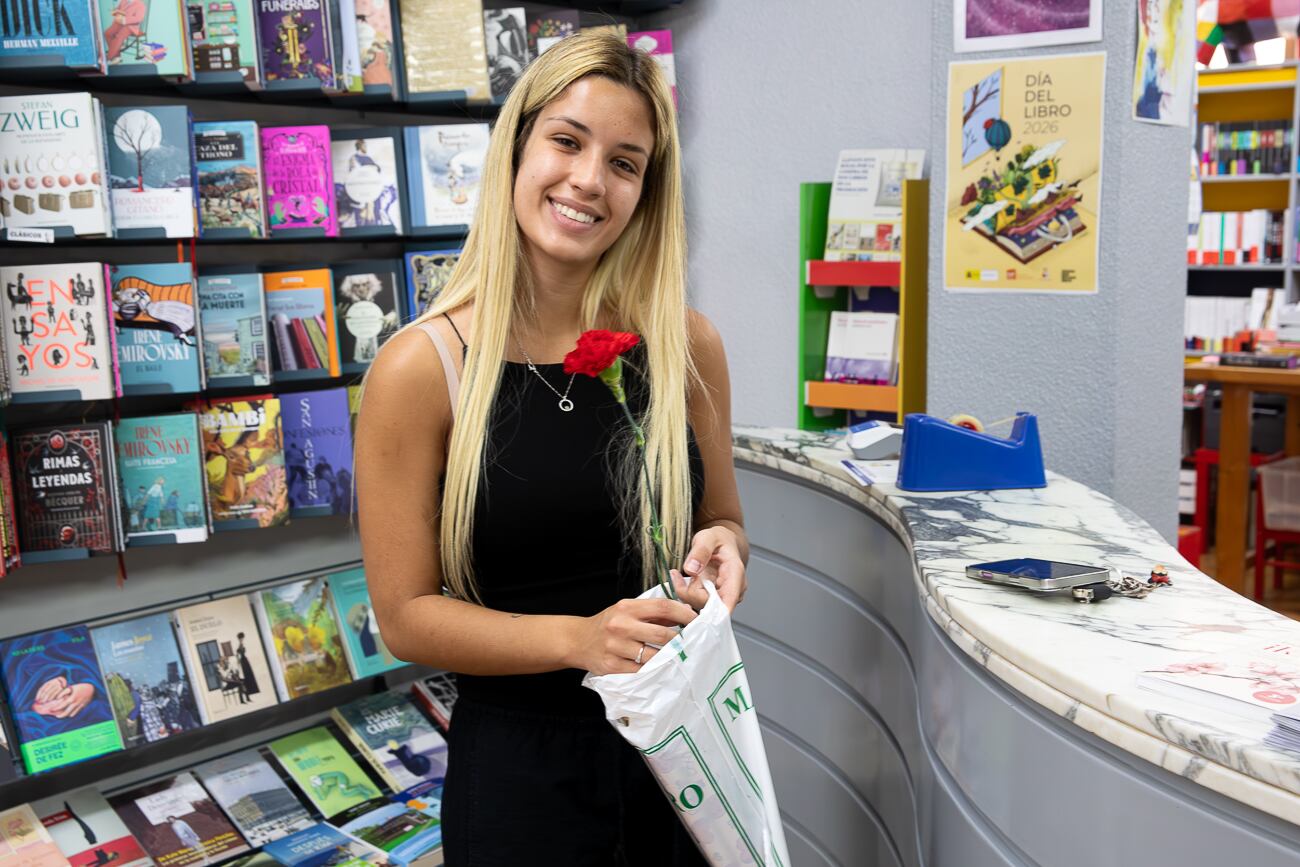 La librería Martín Fierro de Elda regala un clavel rojo en Sant Jordi con la compra de un libro
