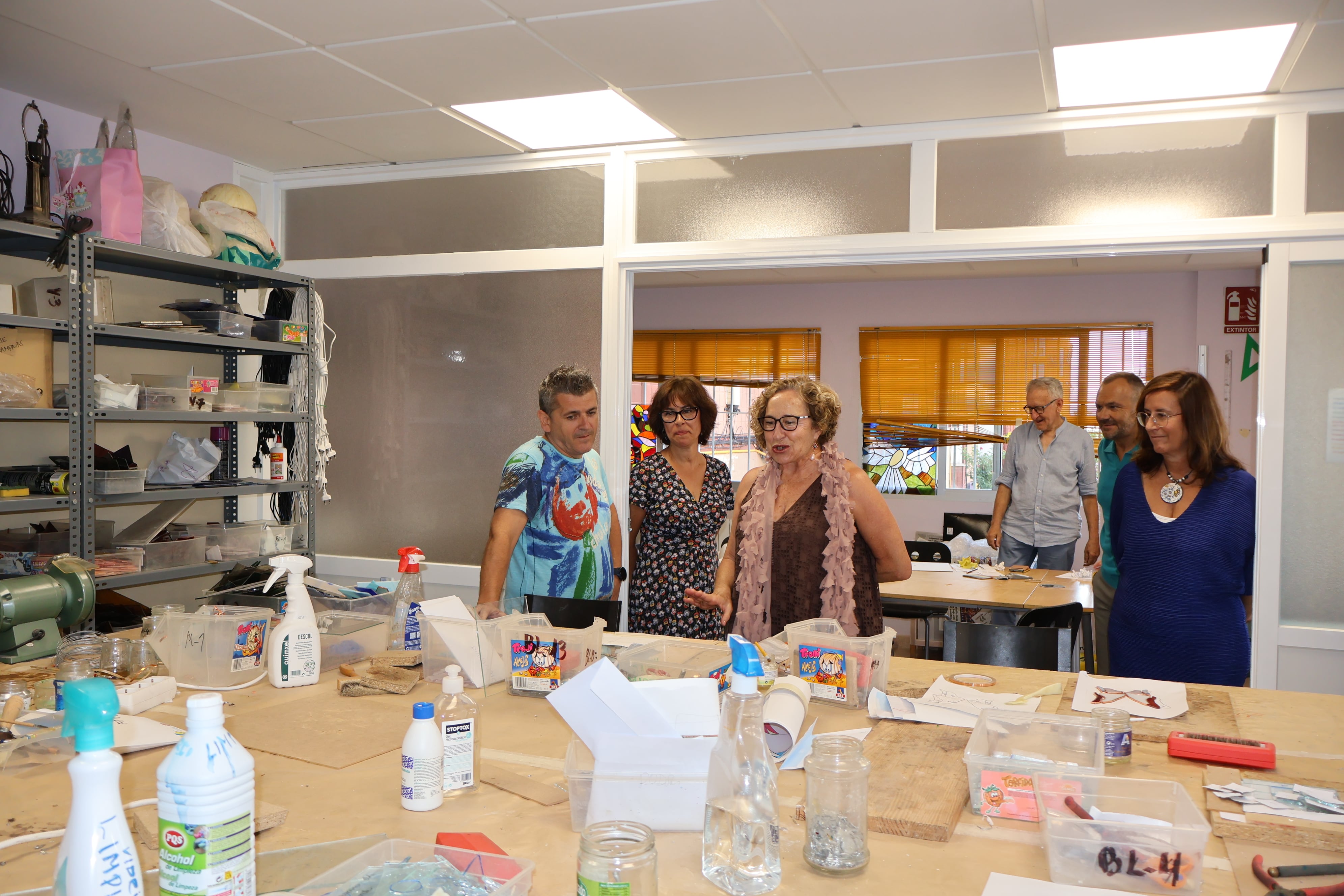 La directora de Humanización y Atención Sociosanitaria de Castilla-La Mancha, María Teresa Marín (c) visitó a principios de agosto el centro que la asociación Vivir gestiona en Cuenca.