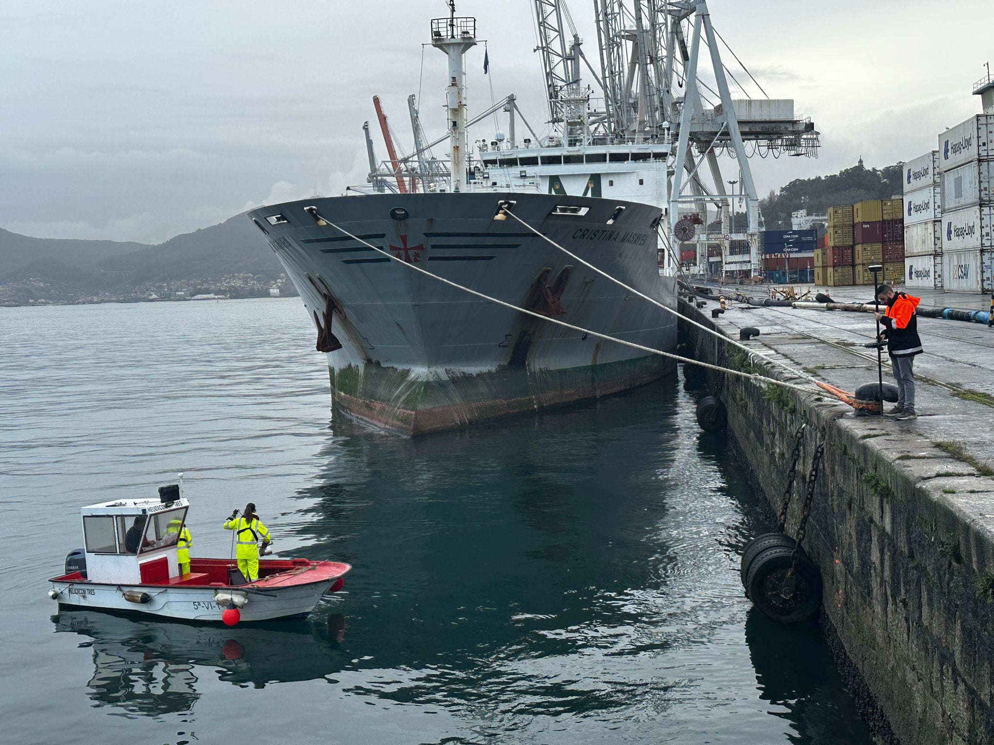 Un equipo de técnicos realizando un diagnóstico médico de la naturaleza marina en la zona más cercana a la ciudad.