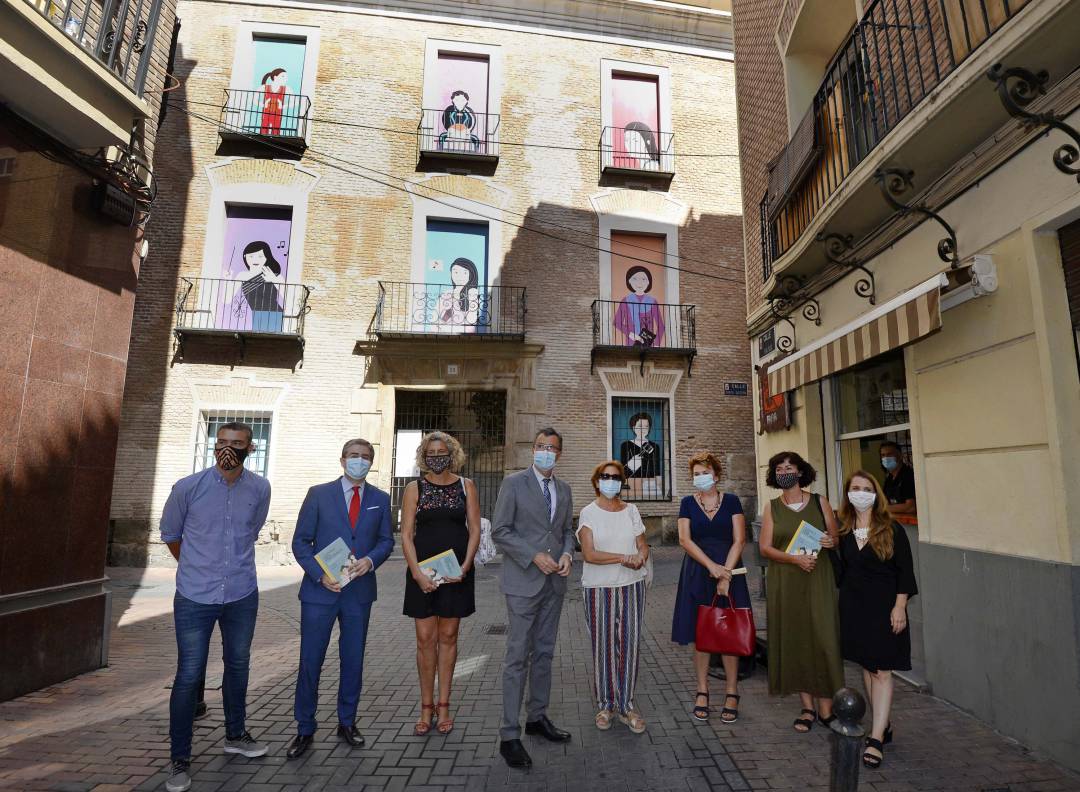 El alcalde Ballesta durante la presentación de esta iniciativa frente al palacio de Santa Quiteria
