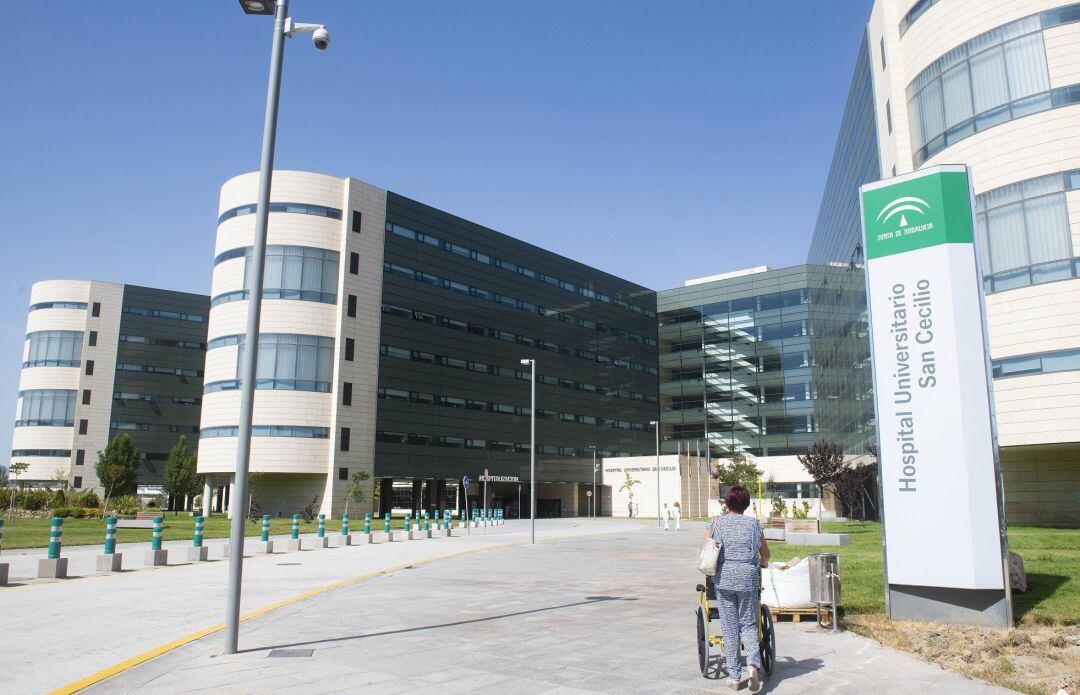 Hospital Universitario San Cecilio de Granada, donde se encuentra hospitalizado en aislamiento el turista chino al que se le están practicando las pruebas oportunas. 