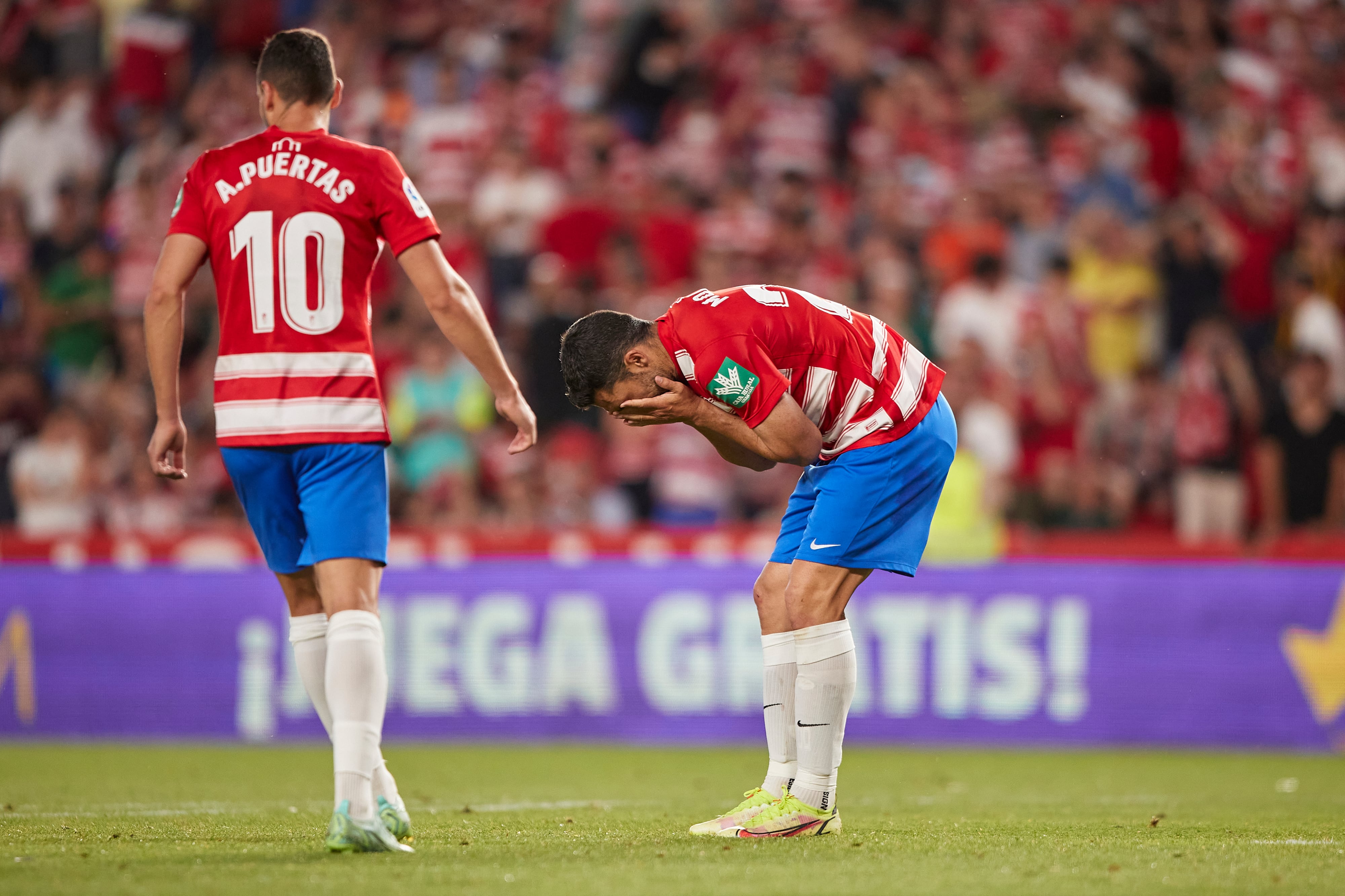 Jorge Molina se lamenta del penalti fallado durante el Granada 0-0 Espanyol