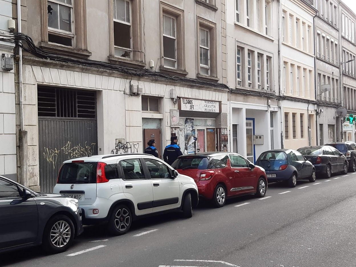 Imagen proporcionada por la Policía Local de dos agentes patrullando en Camiño Real, en Lugo.