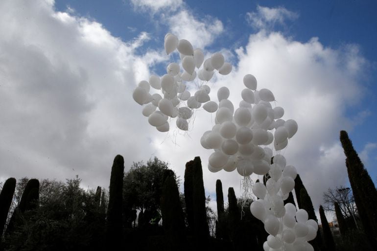 Suelta de globos blancos , durante el acto organizado por la Asociación Víctimas del Terrorismo con motivo del aniversario de los atentados del 11-M, esta mañana en el Bosque del Recuerdo del madrileño Parque del Retiro. EFE