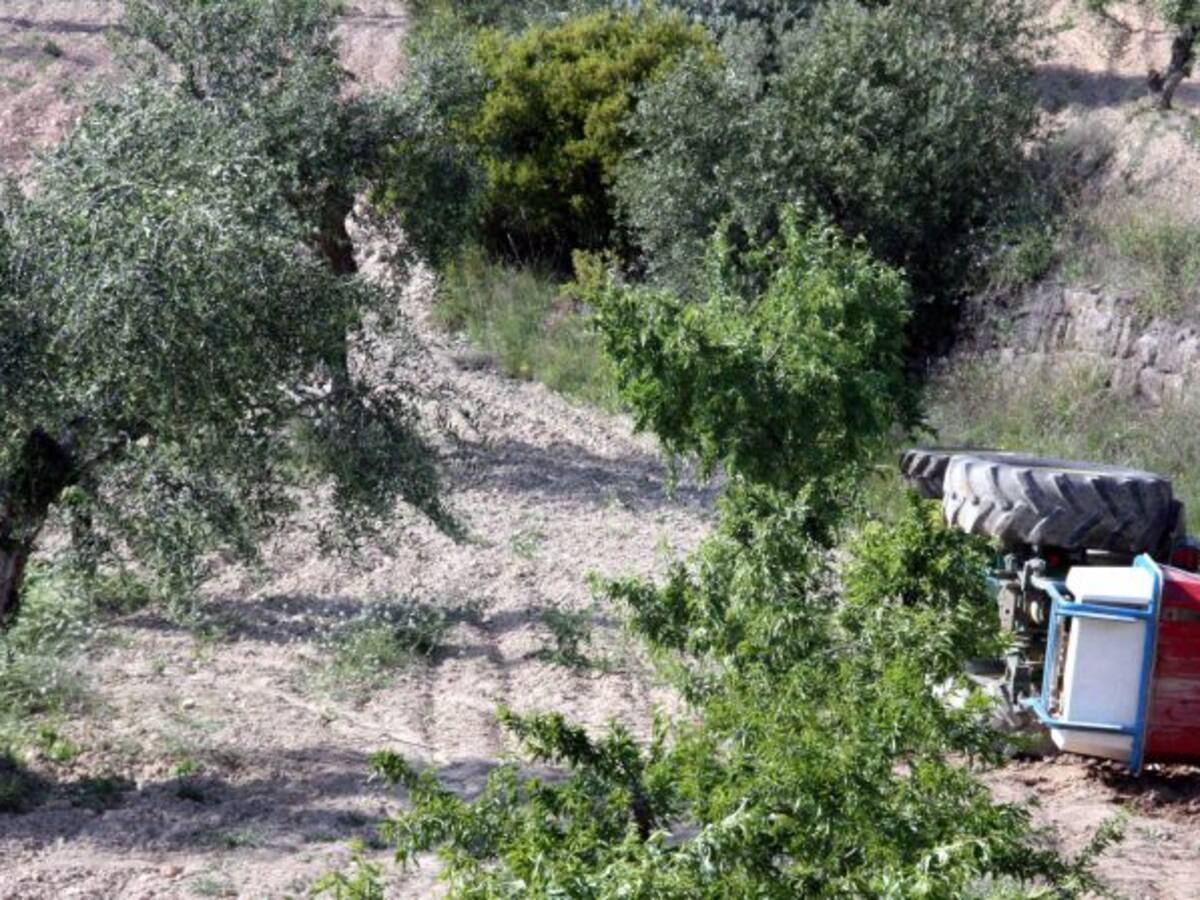 Mor un home a Vilabella en bolcar el seu tractor