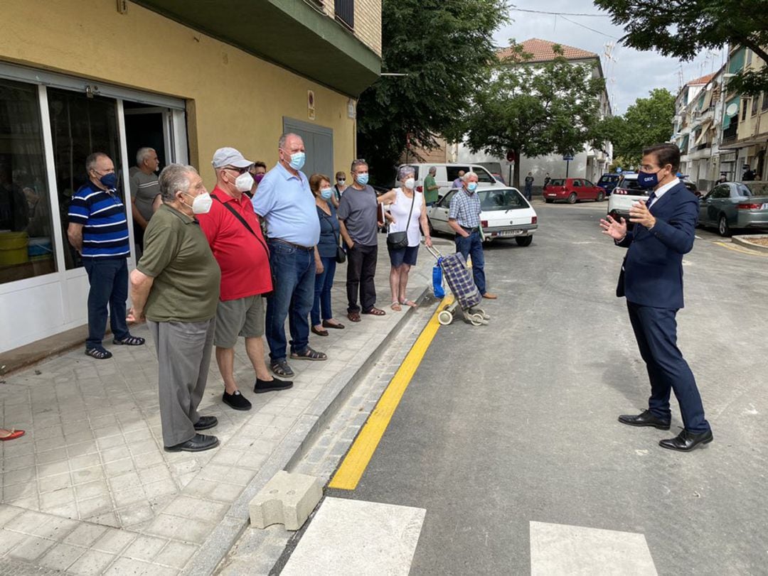 El alcalde de Granada, Luis Salvador, con los vecinos del barrio de La Chana