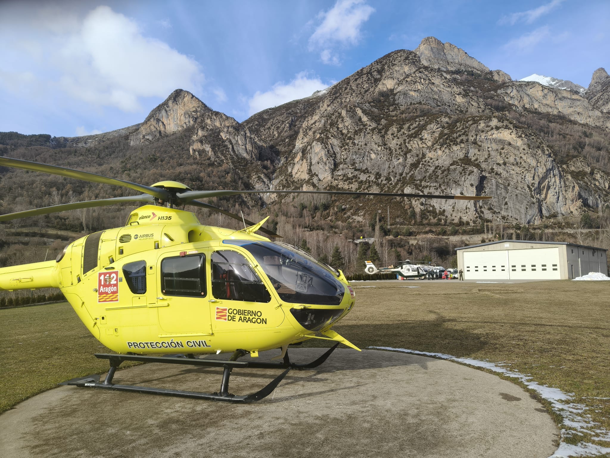 Helicóptero del 112 en la helisuperficie de Panticosa (Huesca)
