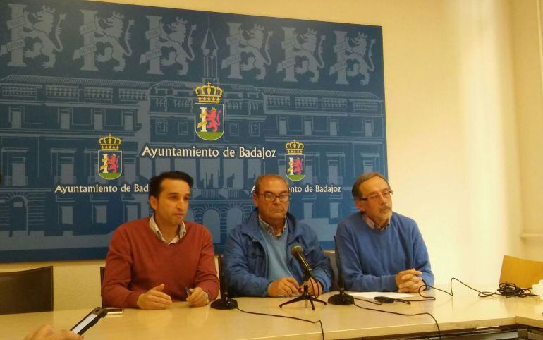 Ricardo Cabezas (PSOE), Luis García Borruel (C&#039;s) y Fernando de Las Heras (Recuperar Badajoz) durante su comparecencia ante los medios