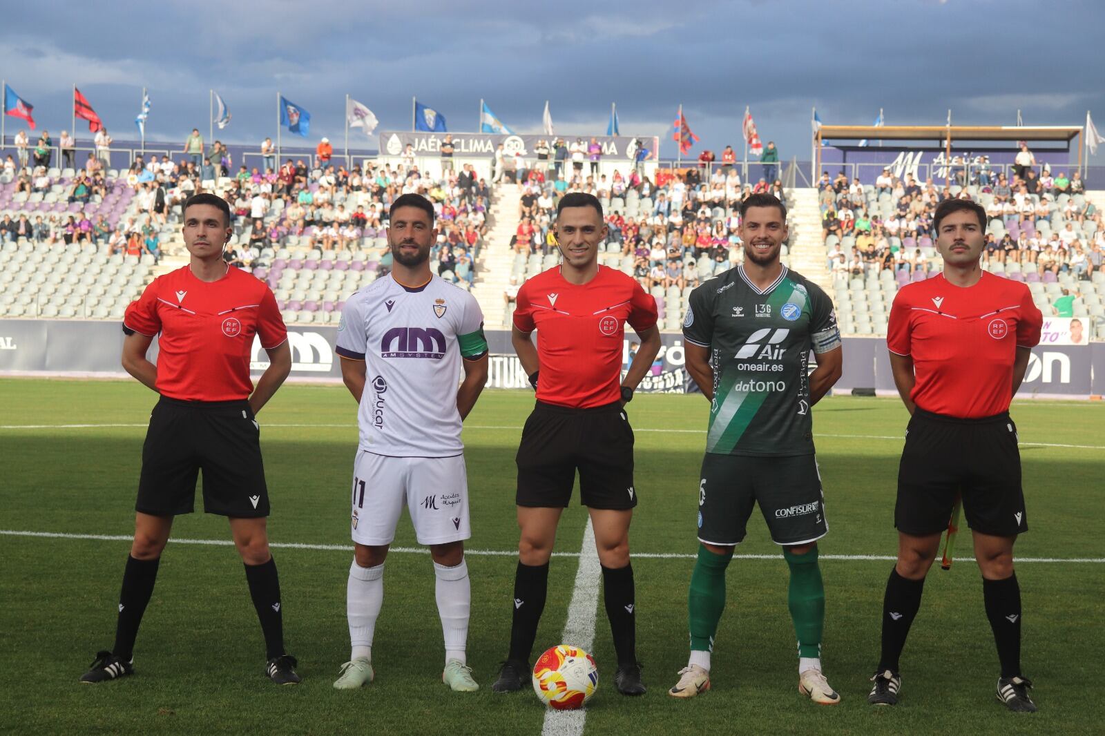 Los capitanes con el trío arbitral