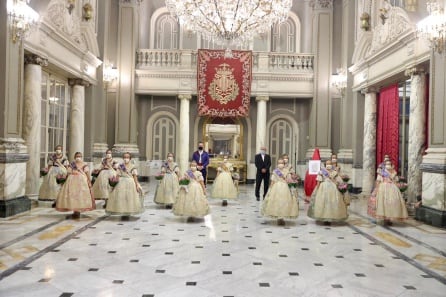 La corte de honor de la FMIV de 2021 junto a la Fallera Mayor Infantil, Carla García, en el acto de este sábado.