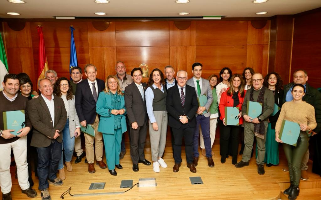 La consejera de Igualdad, Loles López (centro), junto a autoridades y alcaldes de los 16 municipios beneficiarios del programa Corresponsables.