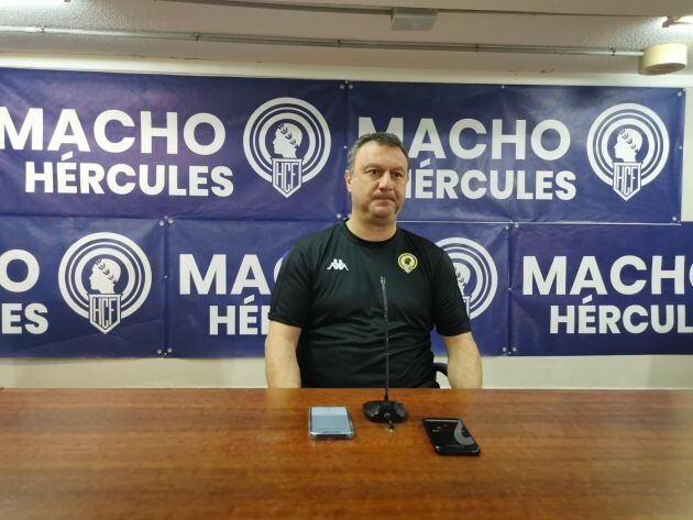 Manolo Díaz en la sala de prensa del Rico Pérez