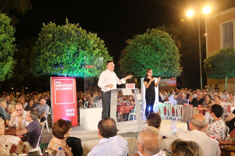 El president de la Generalitat y líder de los socialistas valencianos, Ximo Puig, en su encuentro con militantes en Alicante