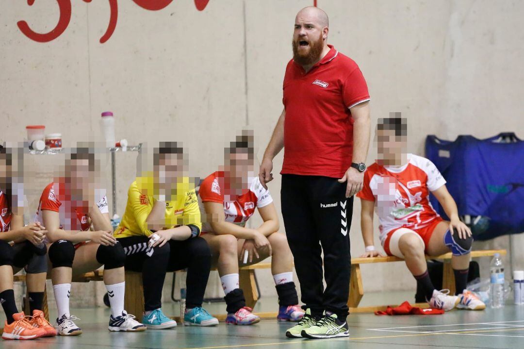 El entrenador Rodrigo Llordén, durante un partido al frente del BM Gijón.
