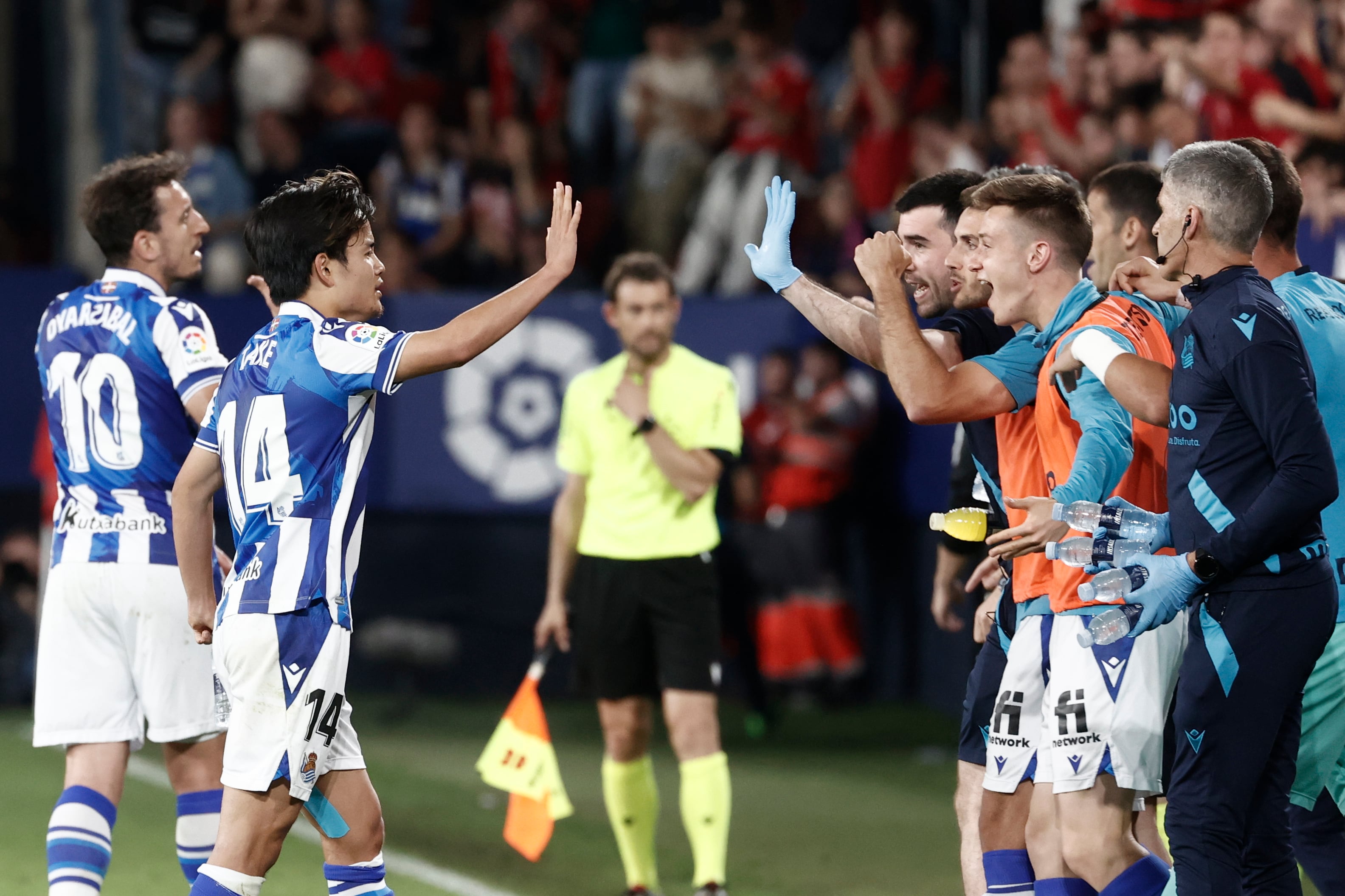 PAMPLONA, 28/04/2023.- El atacante japonés de la Real Sociedad Take Kubo (2i) celebra su gol con sus compañeros durante el encuentro correspondiente a la jornada 32 de primera división que disputan hoy viernes en el estadio El Sadar, en Pamplona. EFE / Jesús Diges.
