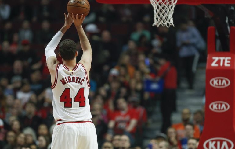 Mirotic lanza a canasta durante un partido de esta temporada en la NBA