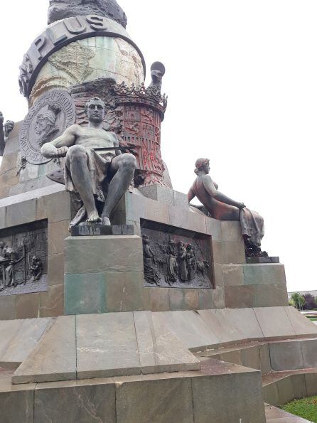 Detalle de la pintura que lanzaron contra el monumento a Colón