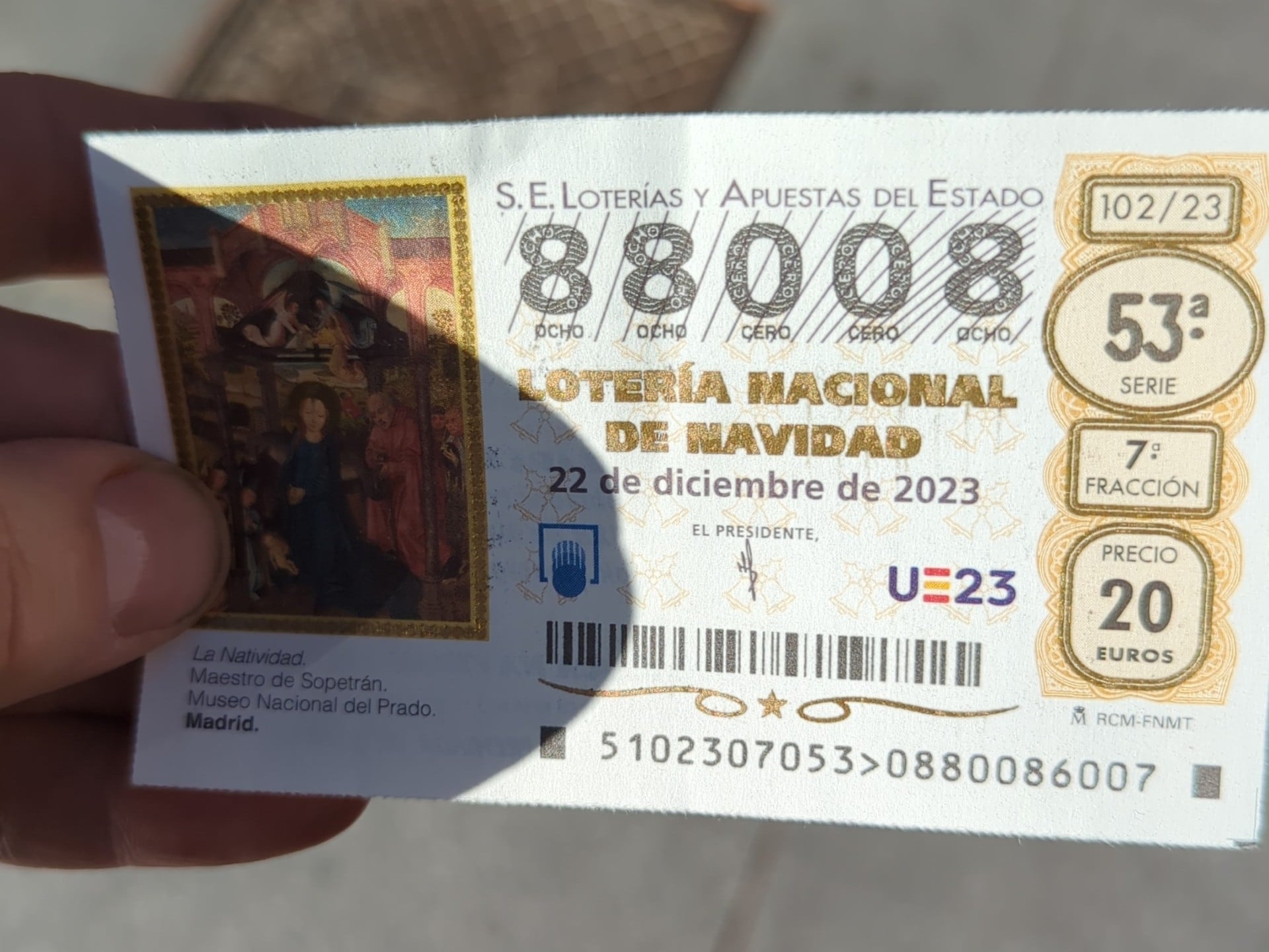 Guillermo con el décimo de El Gordo de 2023 en la mano