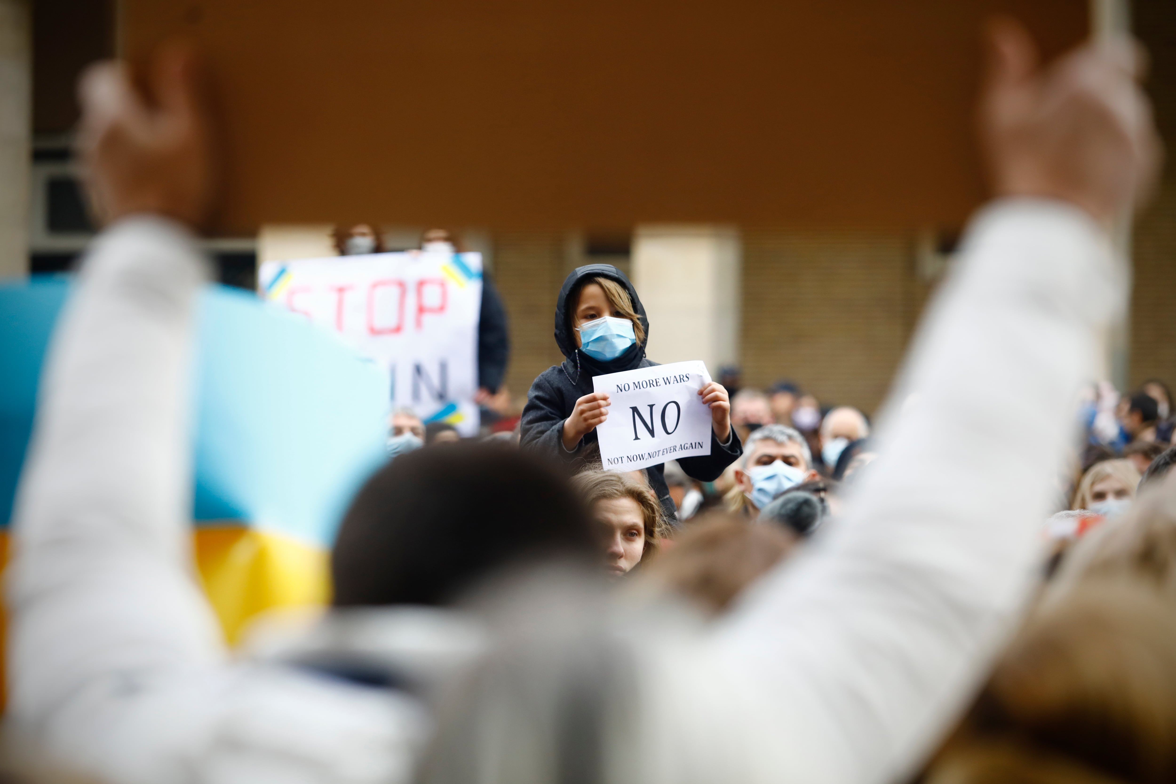 ZARAGOZA, 26/02/2022.- Cientos de personas se han concentrado este sábado en la plaza del Pilar, en Zaragoza, para expresar su rechazo a la invasión rusa de Ucrania y su solidaridad con toda la población ucraniana. EFE/Toni Galán