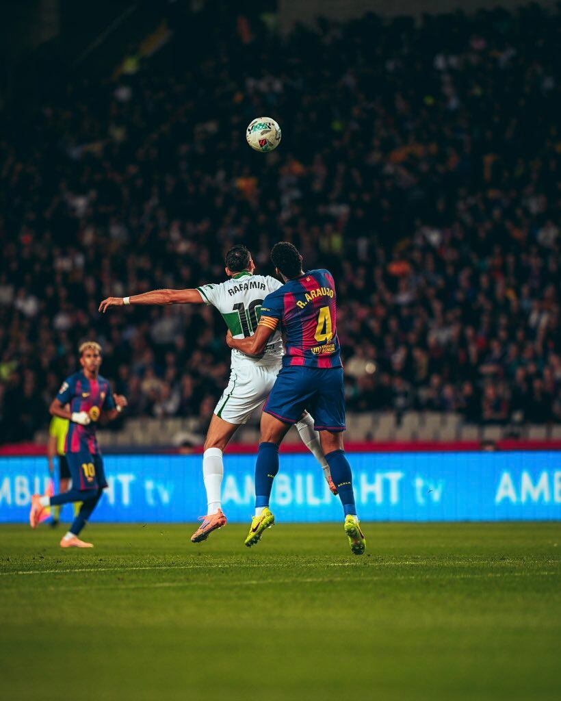 Rafa Mir, el mejor del Elche, pugna con Araujo por un balón aéreo