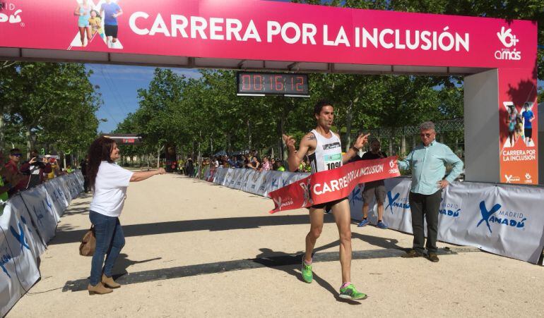 Cerca de 2.000 corredores han participado en la décima edición de la carrera por la inclusión del Grupo AMÁS