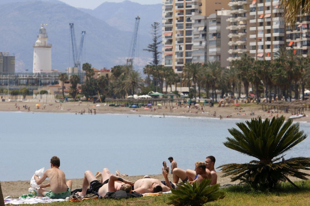 Los malagueños disfrutan de la playa durante el primer día de la Fase 2 d