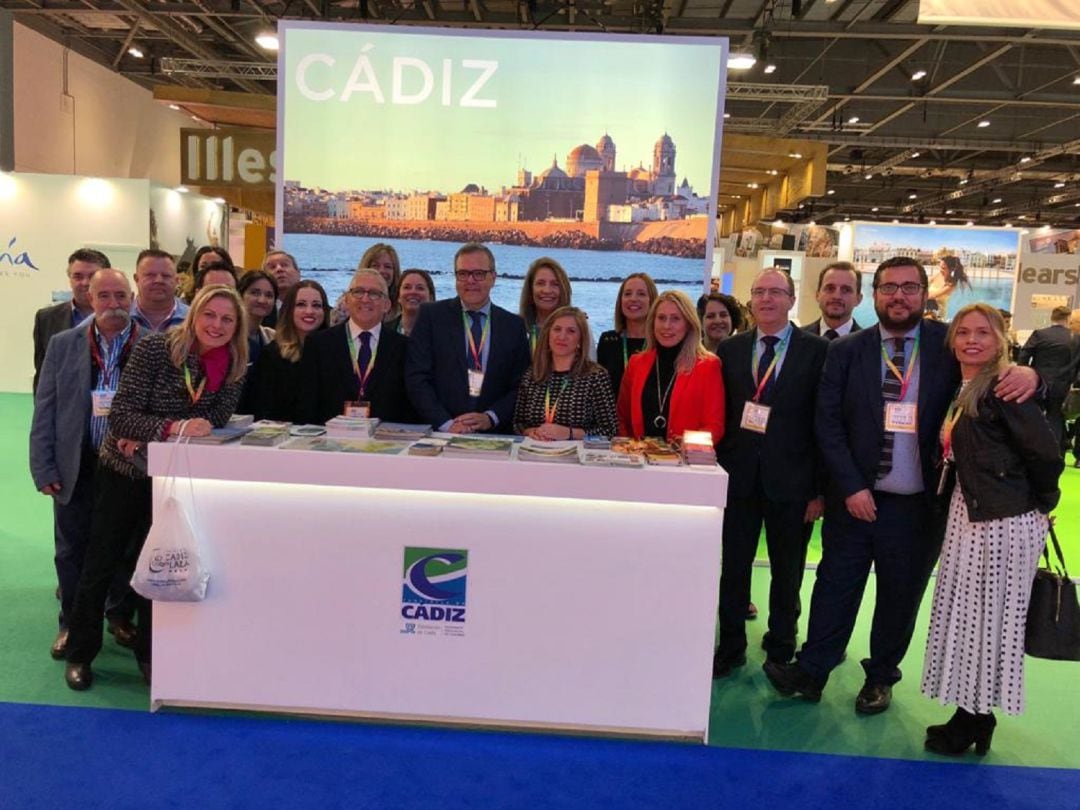 La expedición que representa a Cádiz en la World Travel Market, tras el stand de la provincia. 