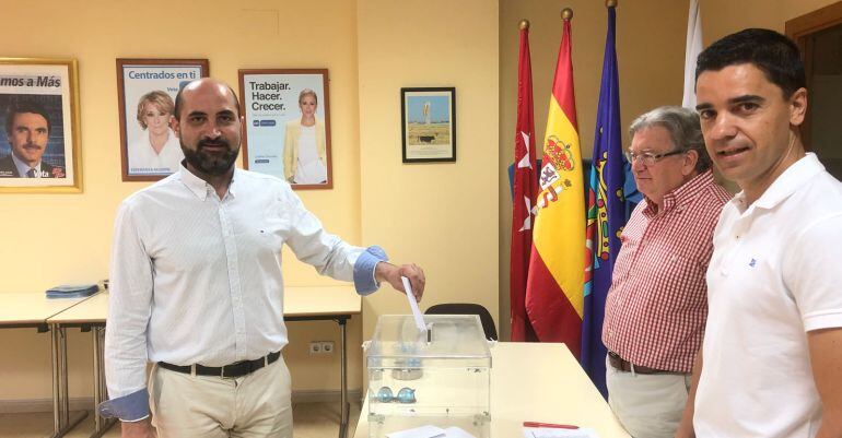 Jorge García, presidente del PP de Colmenar Viejo votando en las primarias del partido