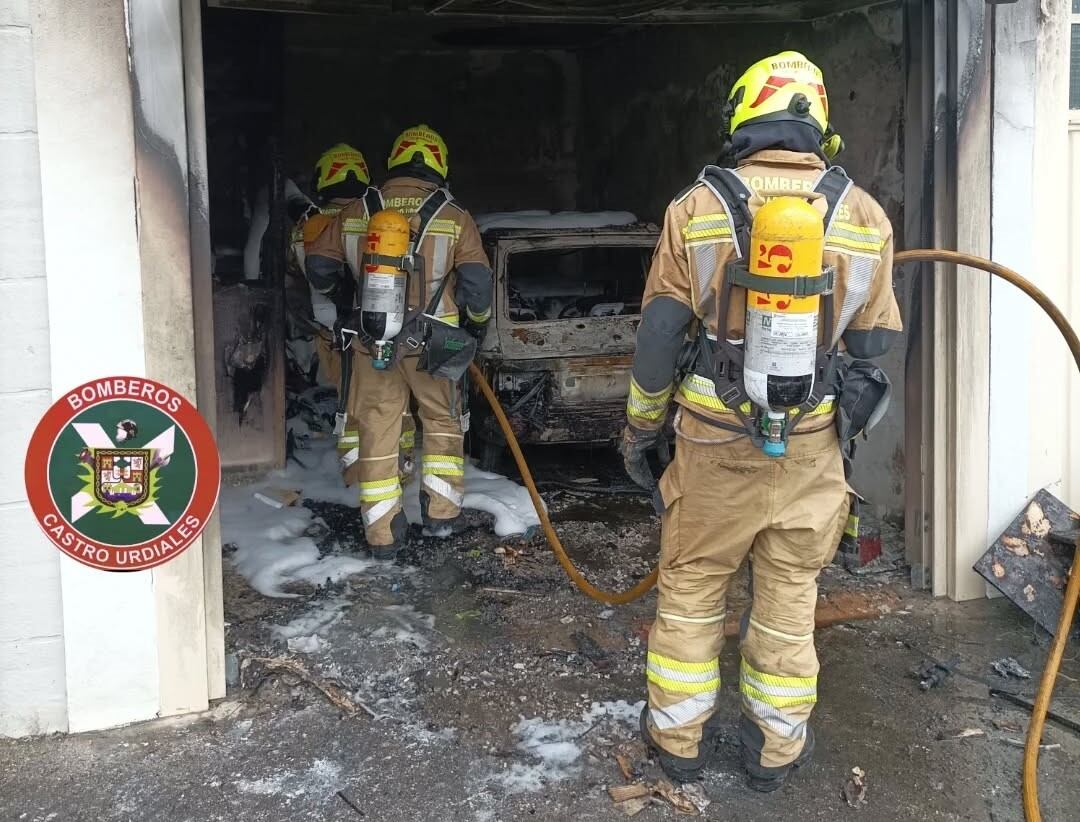 El incendio se produjo en un garaje cerrado de la calle Portus Amanus