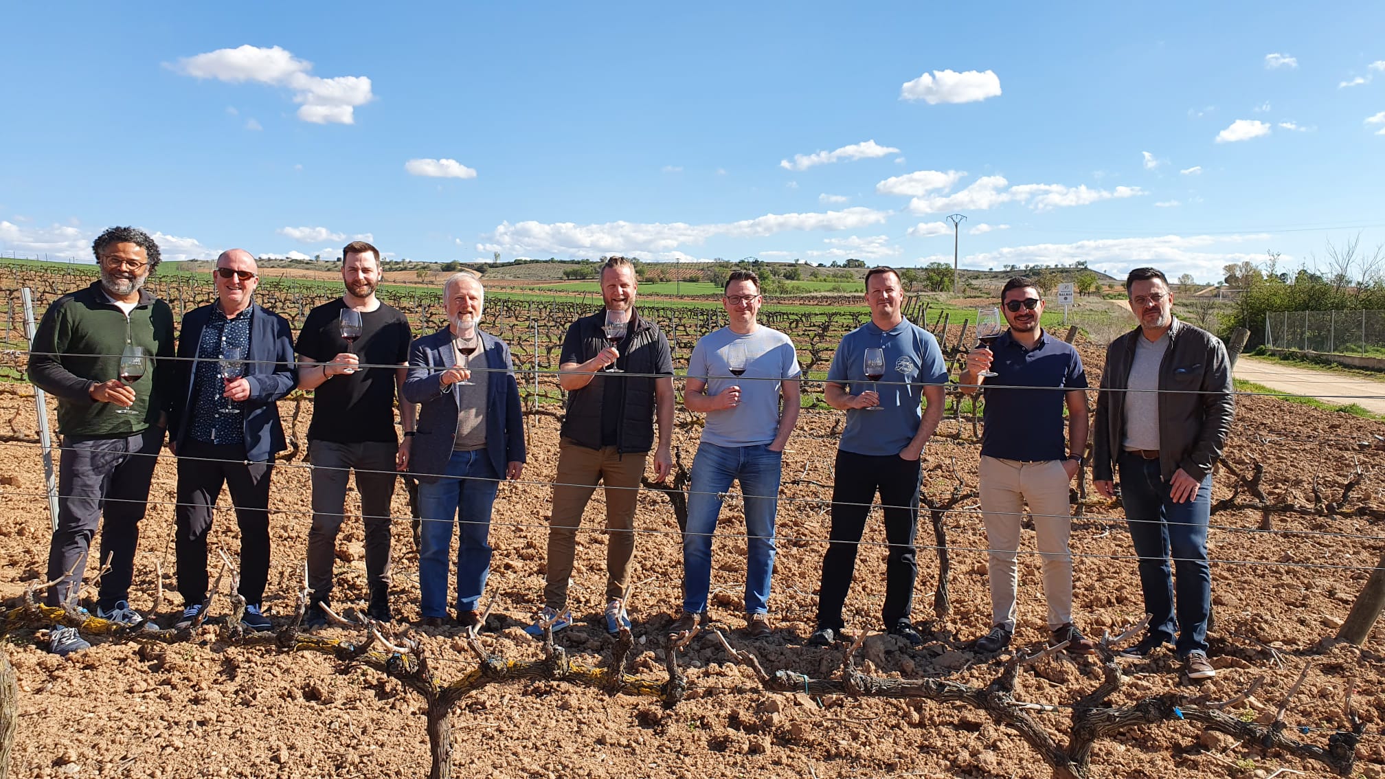 Foto de grupo de los importadores en un viñedo