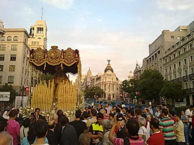El paso de palio de la Virgen de Regla discurre por la calle de Alcalá camino de la Plaza de Las Cibeles.